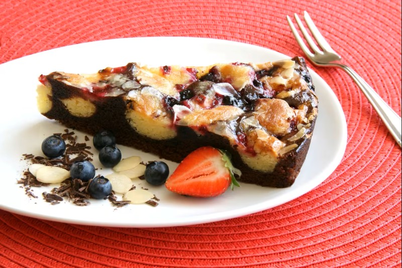Tarte de Chocolate e Frutos Vermelhos Fatiada