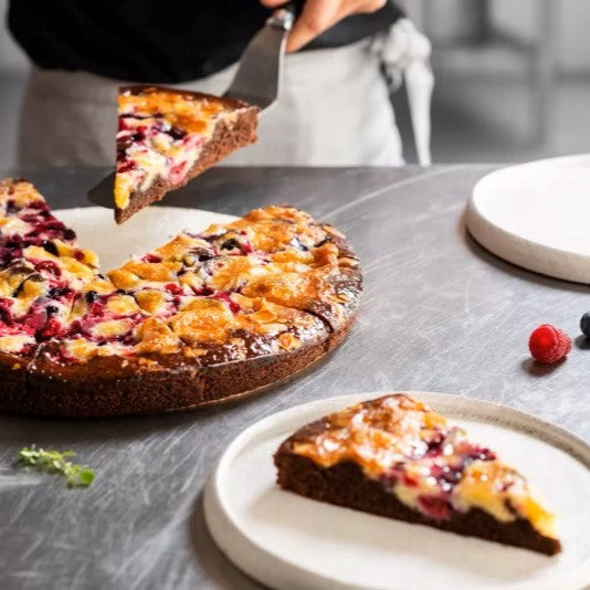 Tarte de Chocolate e Frutos Vermelhos Fatiada